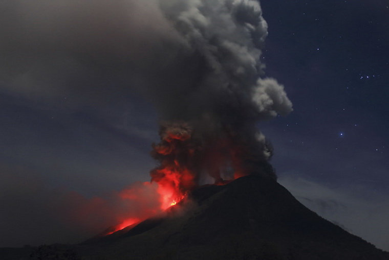 извержение Синабунга ночью