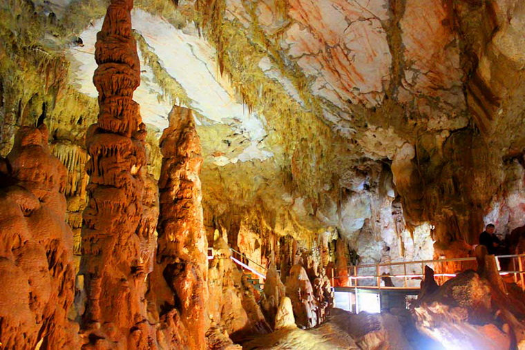 Пещера Петралона в Греции
