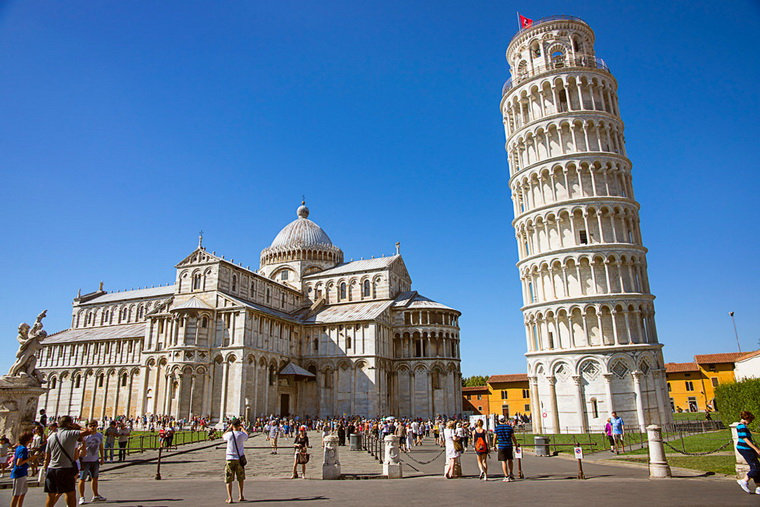 Пизанская Башня в Италии