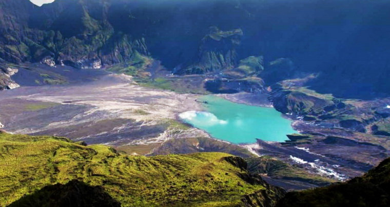 Озеро в кратере вулкана Тамбора