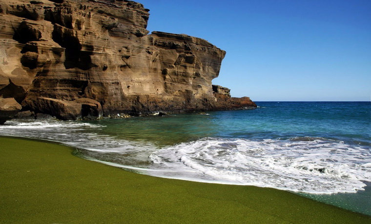 Зеленый пляж на Гавайях