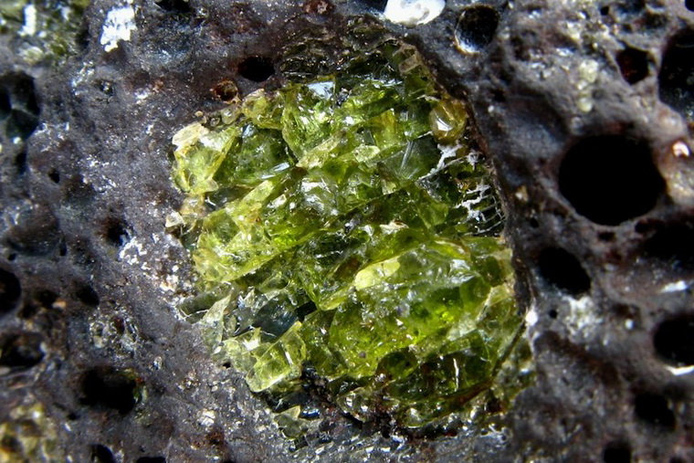 Оливин (или хризолит) на зеленом пляже