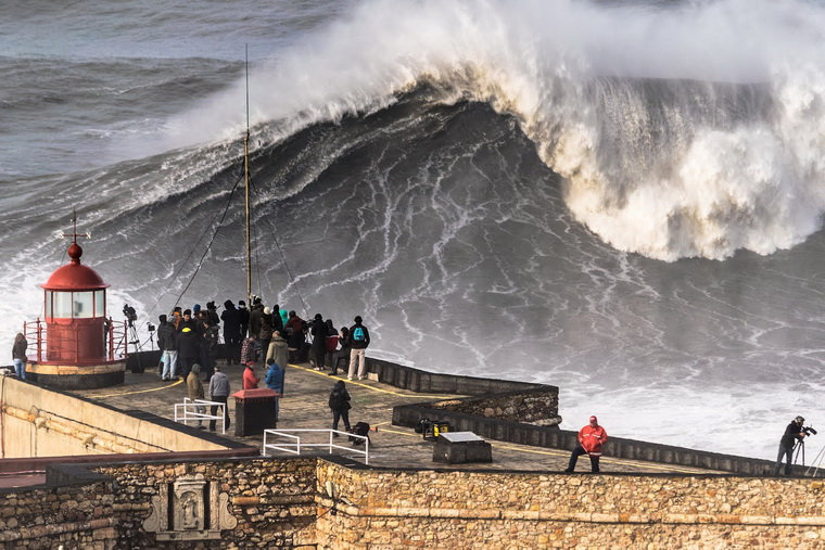 Самые высокие волны в Португалии