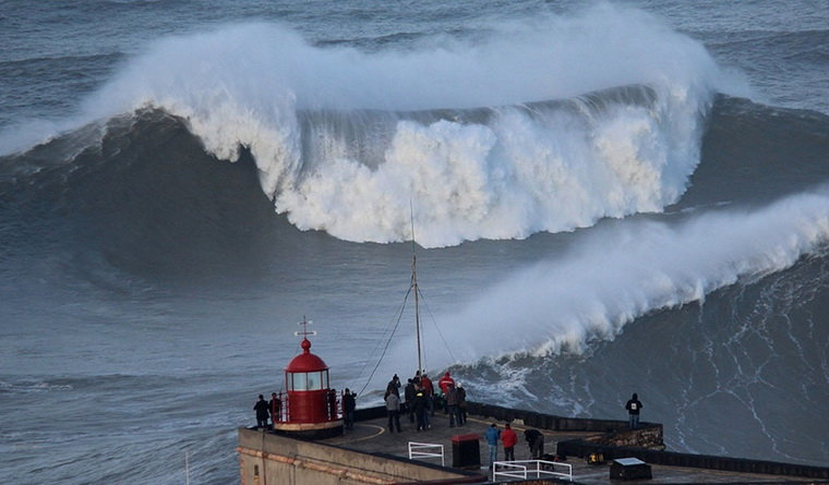 Волны в Португалии