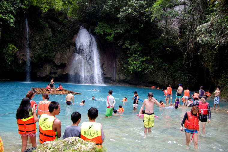 Водопад Кавасан на острове Себу. Филиппины