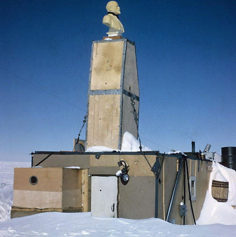 Памятник Ленину на русской полярной станции в Антарктиде