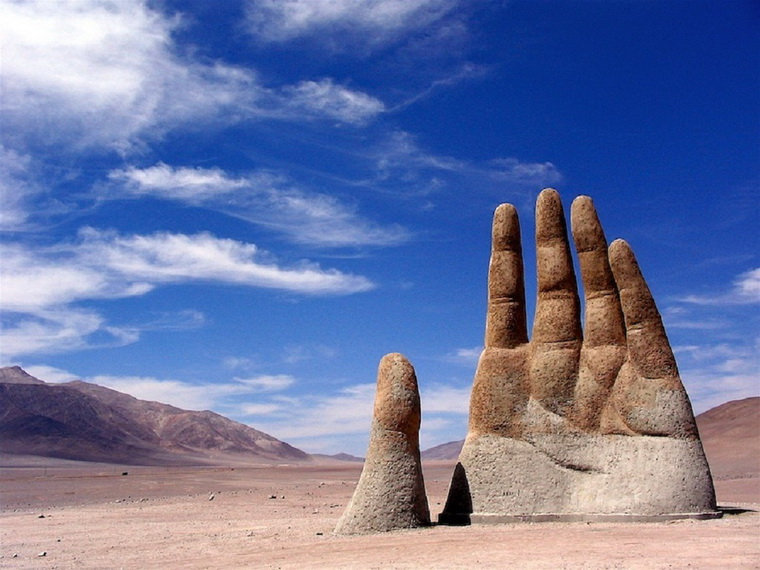 Рука в пустыне Атакама. Чили