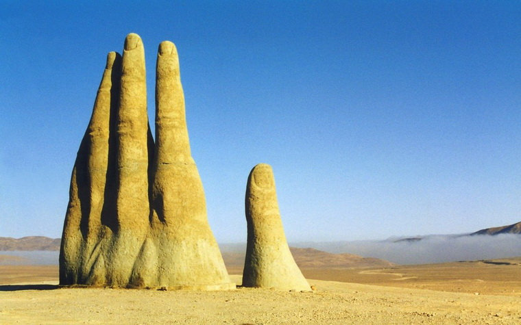 Рука в чилийской пустыне