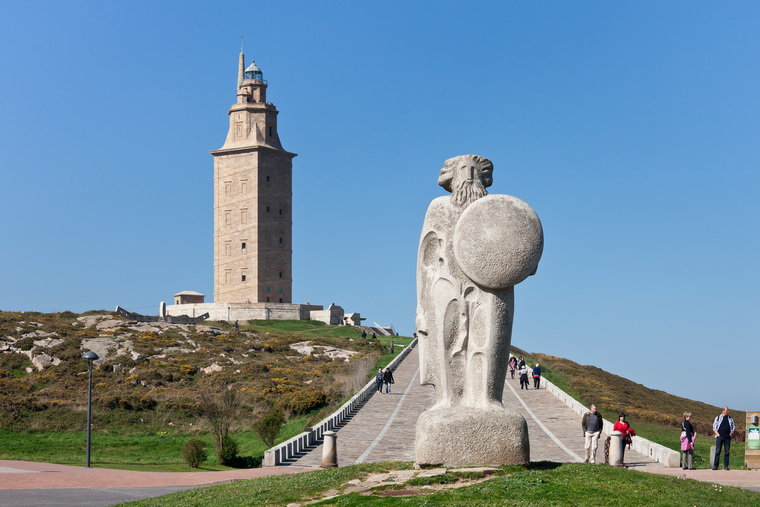 Башня Геркулеса и статуя короля Бреогана