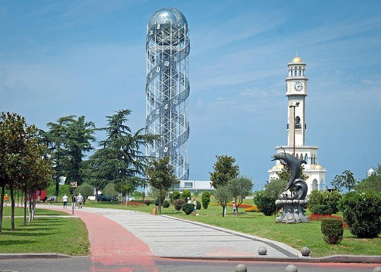 Башня Алфавита и батумский маяк. Грузия