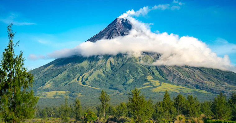 Вулкан - это Магайон, облака – это Панганорон