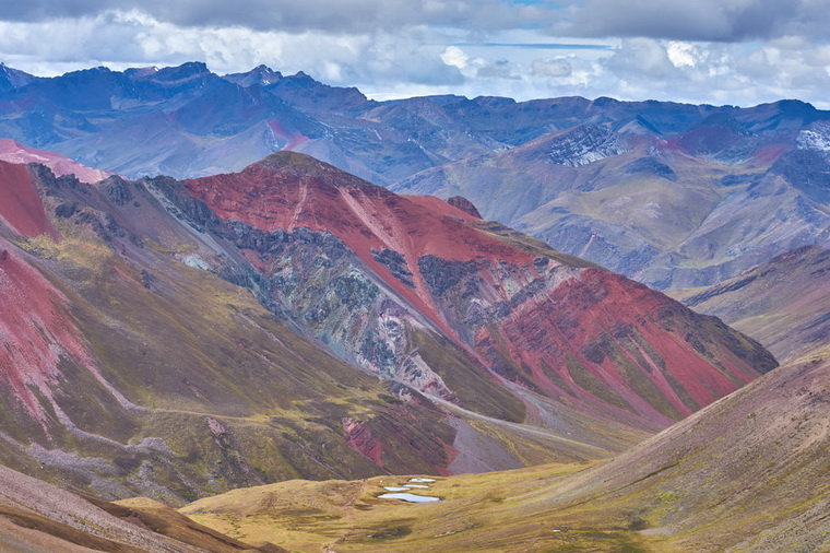 Радужные горы в перуанских Андах