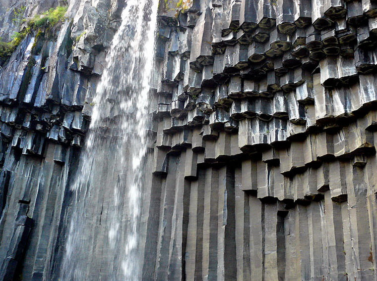 Черные колонны водопада Свартифосс