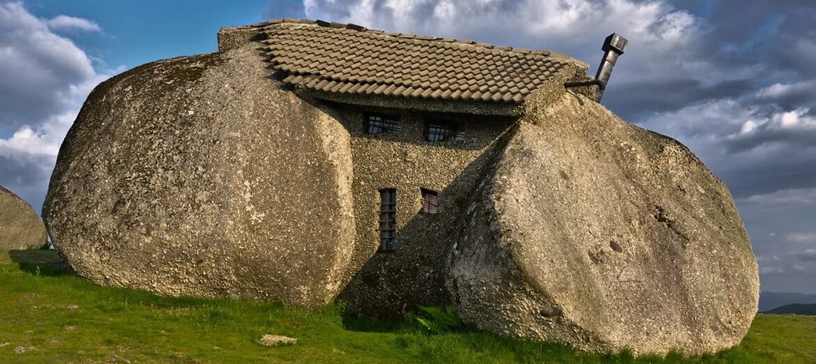 Дом-камень в горах Португалии