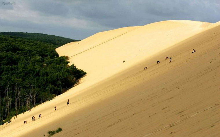 Туристы на склоне дюны Пила