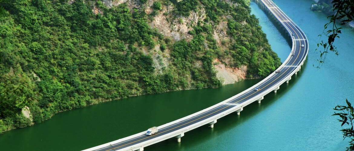 Мост вдоль реки в Китае
