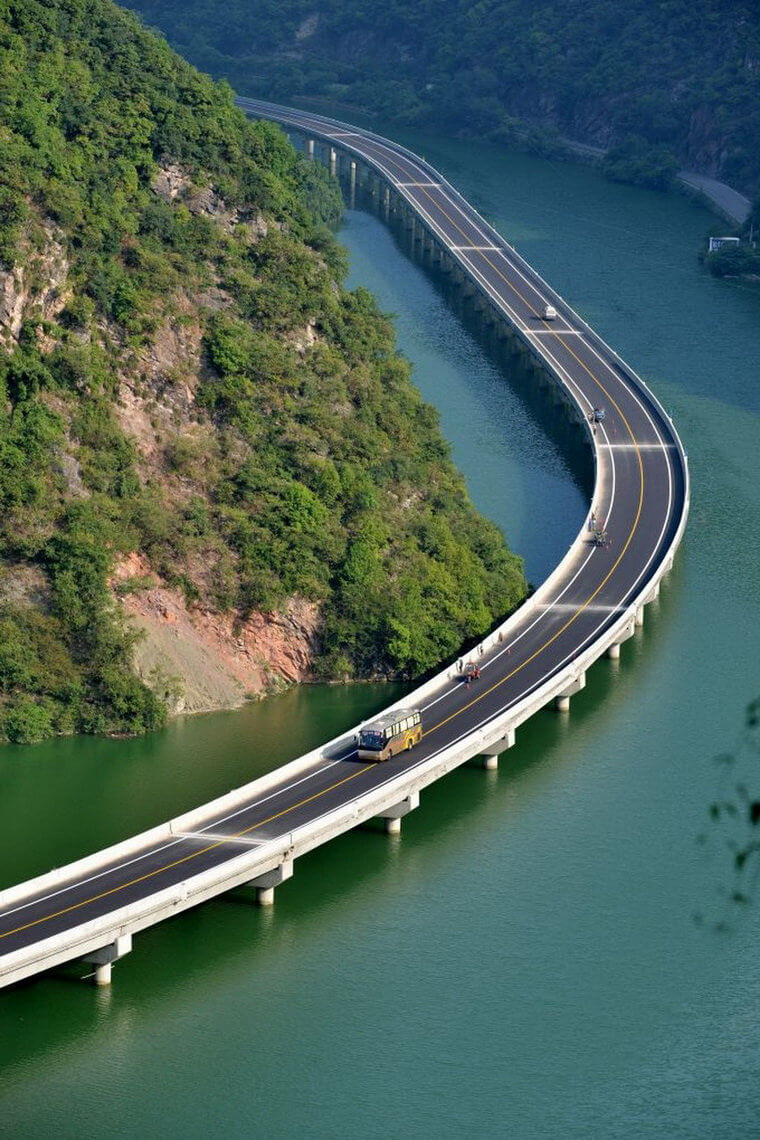 Мост в долине реки