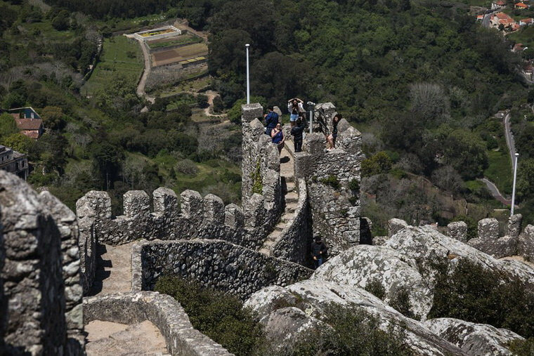 Стены мавританского замка в Португалии