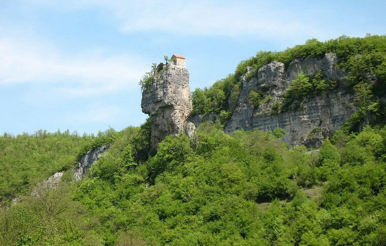 Кацхийский Столп и церковь на скале в Грузии
