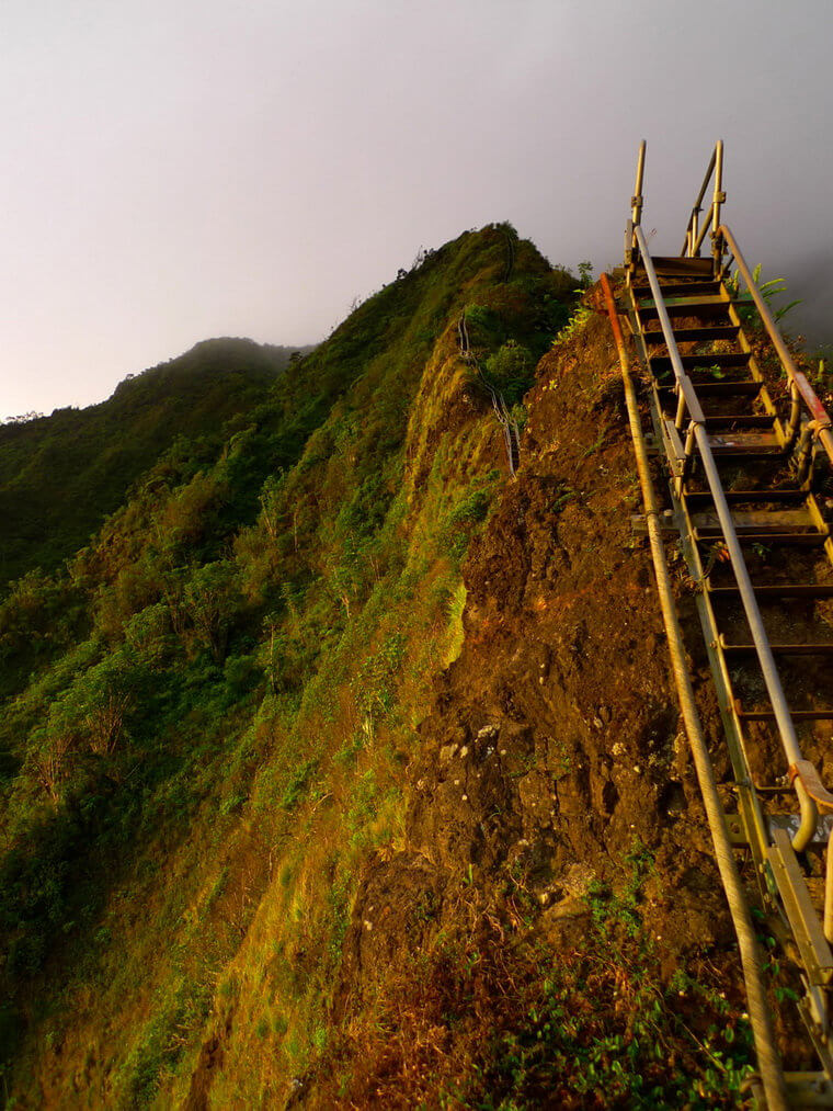 Подъем по лестнице в небо на острове Оаху