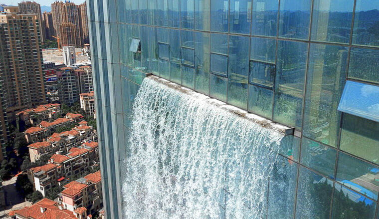 Водопадом в небоскребе