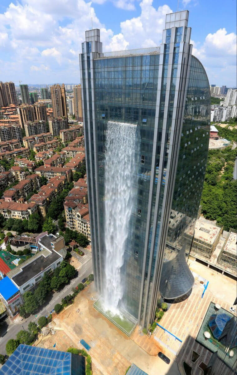 Небоскреб с водопадом в Китае
