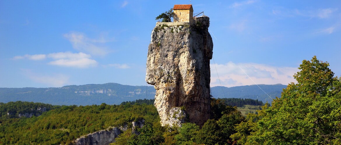 Столп Кацхи и монастырь на скале