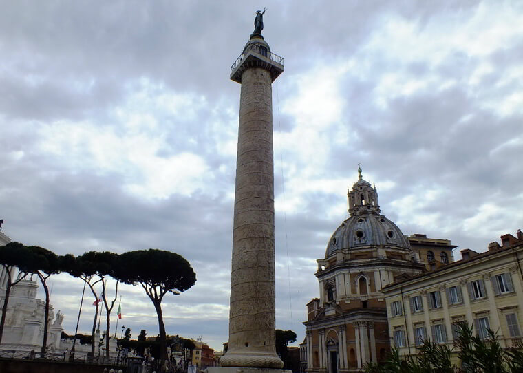 Колонна Траяна в Риме