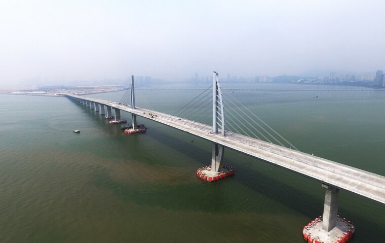 Один из вантовых мостов между Гонконгом и Макао