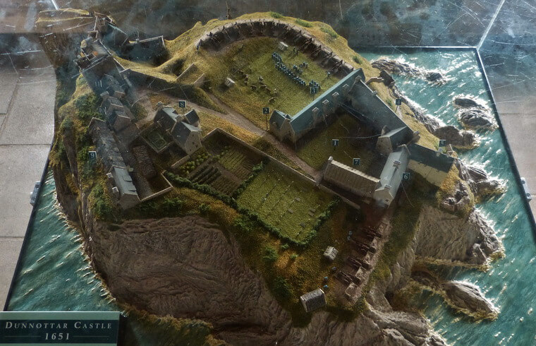 Замок Данноттар - реконструкция