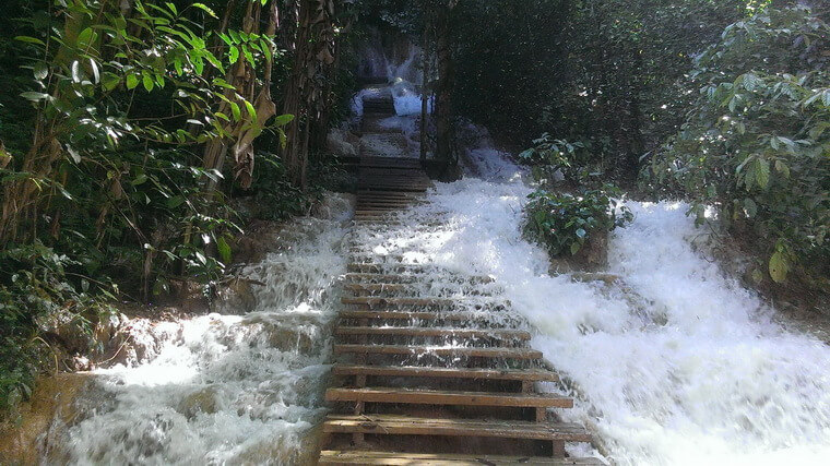 Лестница к вершине водопада Куанг Си