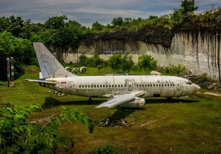 Заброшенный самолет на Бали
