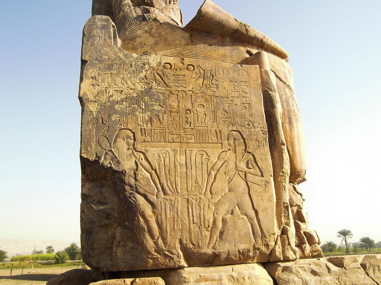 Рисунки по бокам трона статуи
