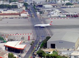 аэропорт гибралтара пересекает автодорогу