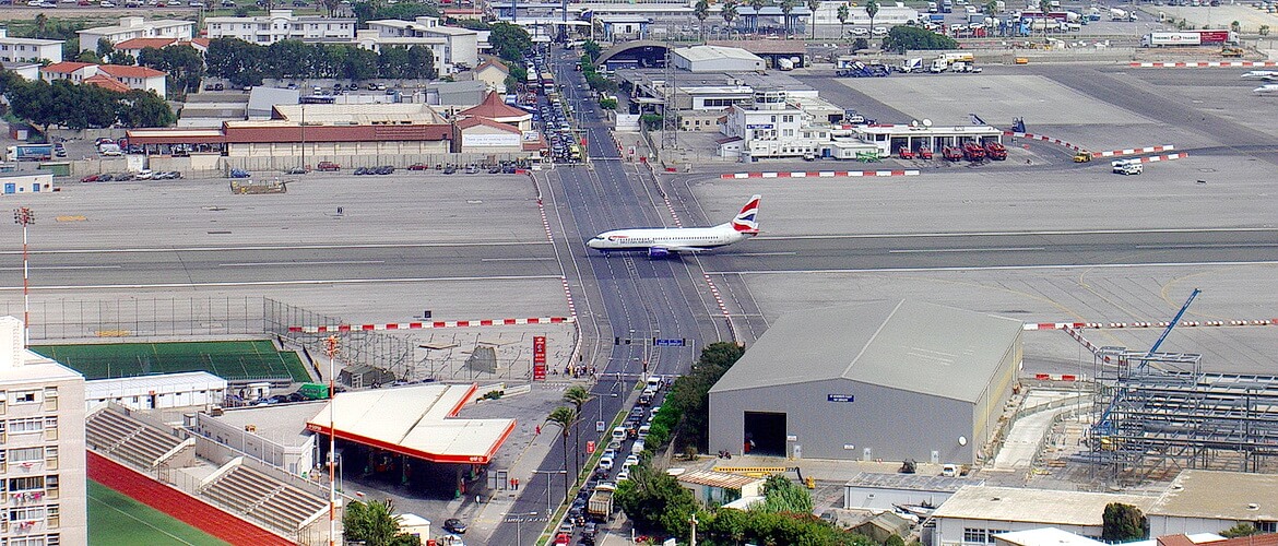 аэропорт гибралтара пересекает автодорогу