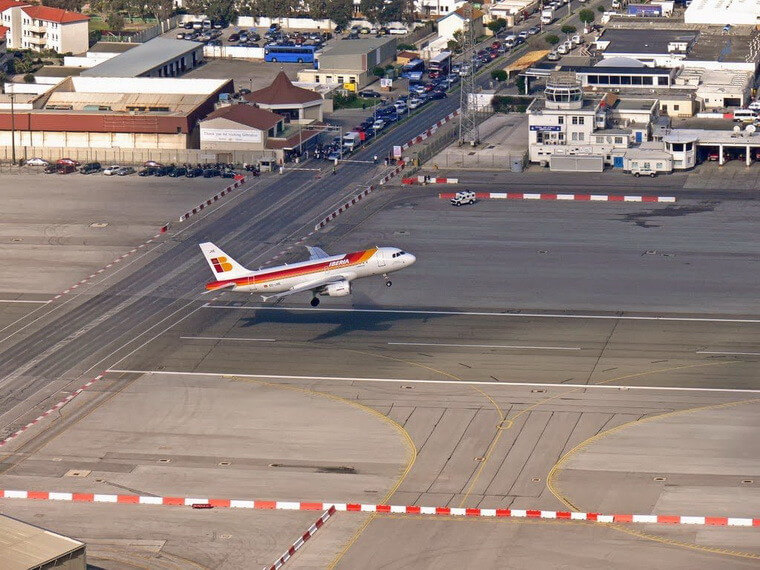 Взлет самолета в аэропорту Гибралтара