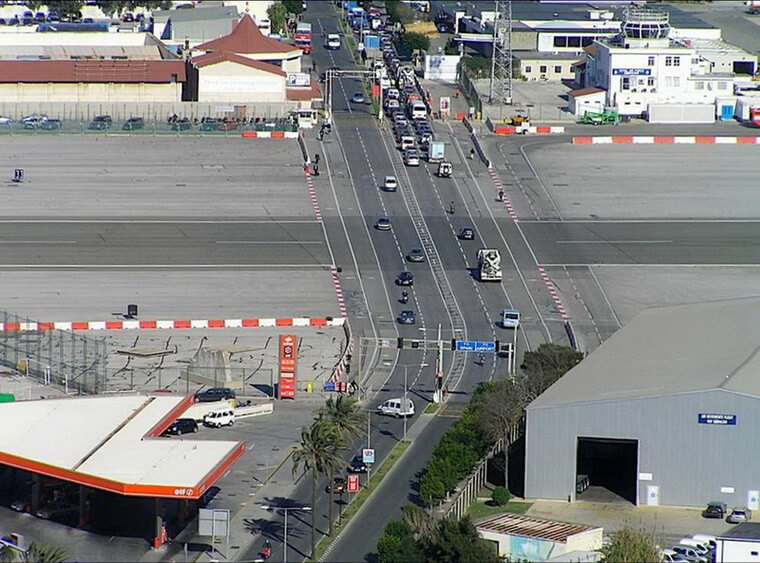 Автомобили на взлетно-посадочной полосе аэропорта Гибралтара