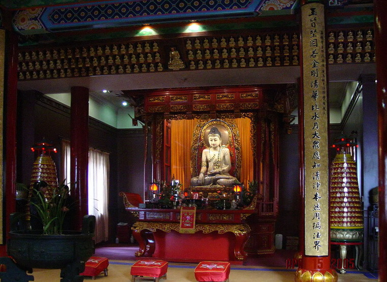 Статуя сидящего Будды