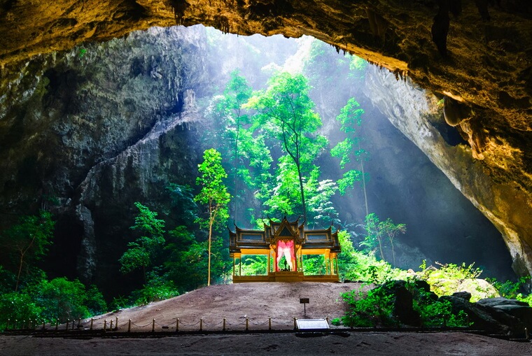 Храм в пещере Прайя Накхон