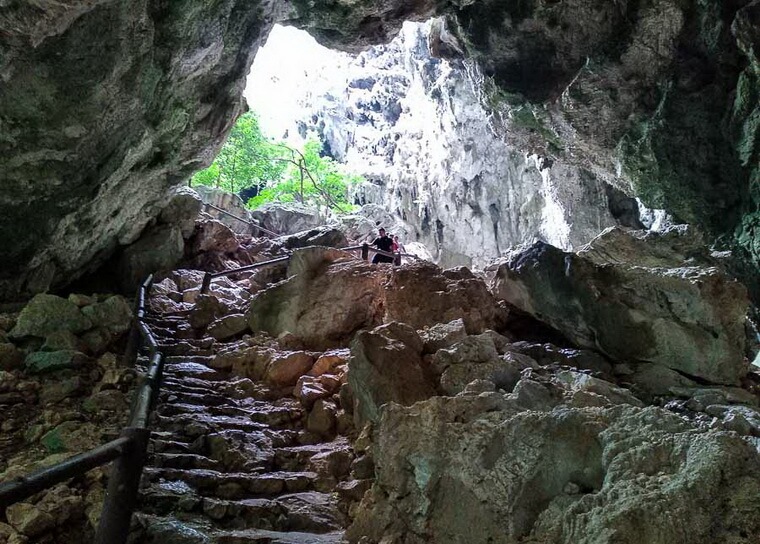 тропинка идет из первой пещеры во вторую