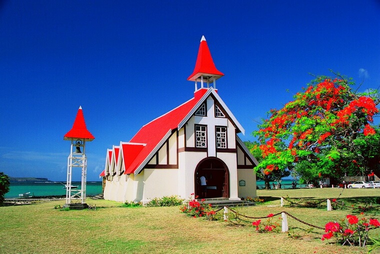 Церковь с красной крышей