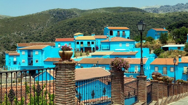 Синяя деревня в Испании