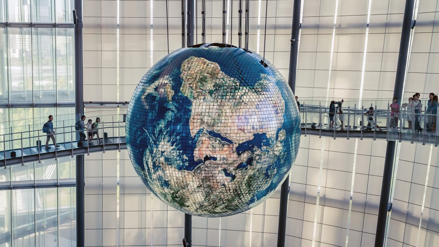 сферический дисплей в музее Мирайкан