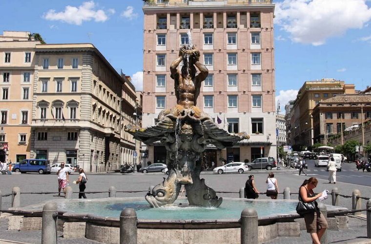 Площадь Барберини и фонтан Тритона в Риме