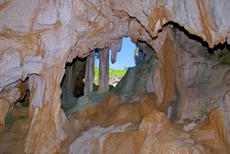 Пещеры на острове