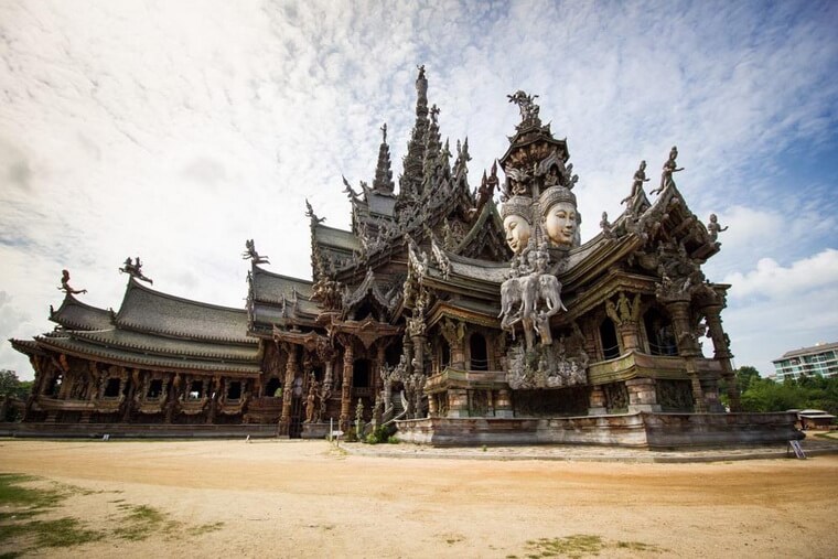 Самый большой деревянный храм в мире