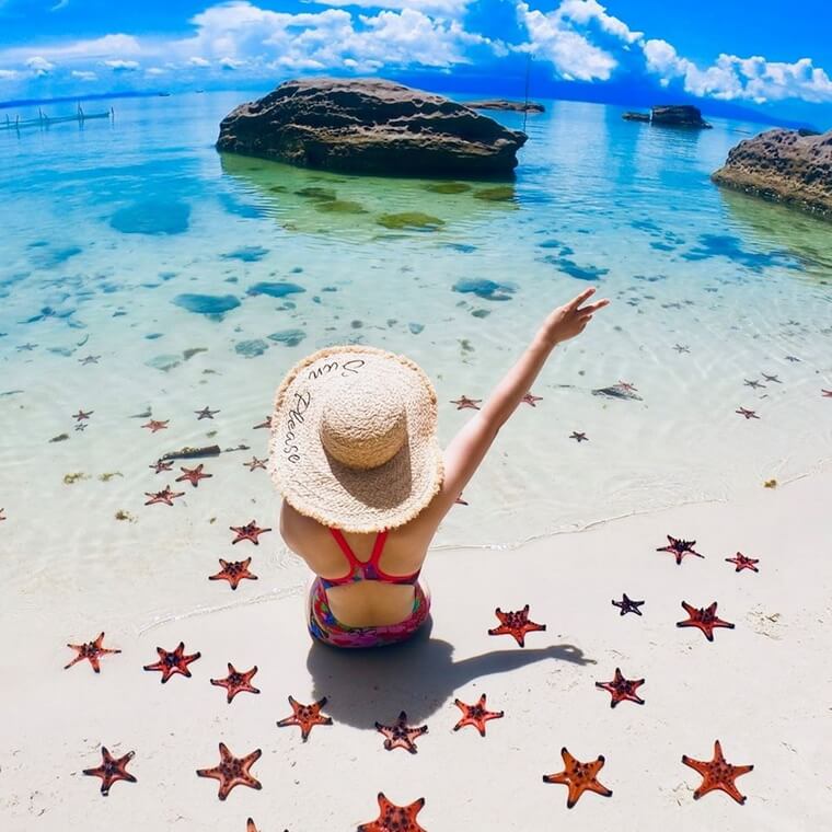 Пляж с морскими звездами на острове Фукуок. Вьетнам