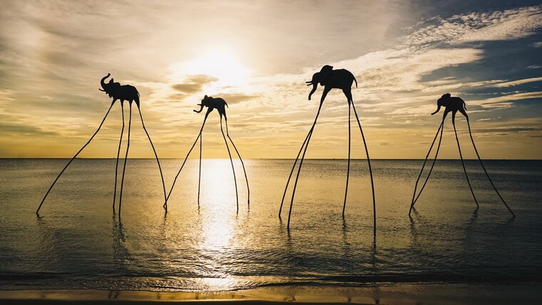Слоны Сальвадора Дали на пляже Фукуока