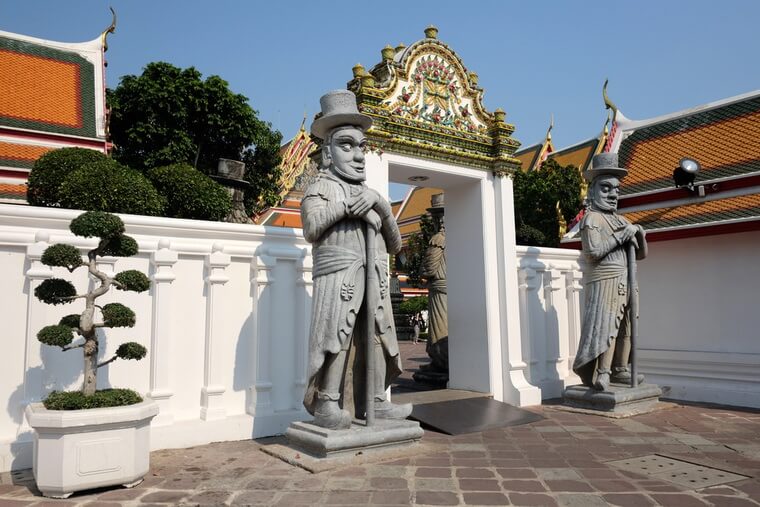 Гранитные китайские статуи в Ват Пхо