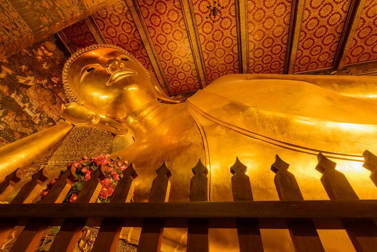 Статуя лежащего Будды в Бангкоке